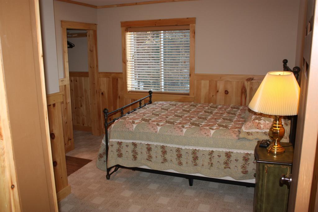 Lake Parlin Lodge & Cabins West Forks Стая снимка
